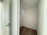 大きいものから小さなものまで収納でき、整理整頓に大活躍のウォークインクローゼットを完備。