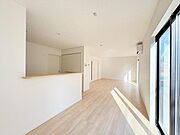 明るい日差しをふんだんに取り込んだリビングは、家族の笑顔につつまれた素敵な空間です。