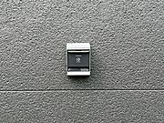 お家でお手軽に充電できるフタつきEV充電器！将来的にお持ちになる方も多いと思いますので今からあると便利ですね。