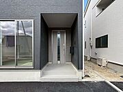 玄関ドアはピッキング対策に優れる2ロック式。家族を守るためのセキュリティ対策も安心です。