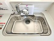 食器や野菜などの水洗いがスムーズにこなせるハンドシャワーの付いた水栓。浄水器一体型で便利！