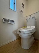 ウォシュレット付き多機能トイレ。トルネード洗浄で少ない水でもしっかり洗浄でき汚れが付きにくく落ちやすい設計です。