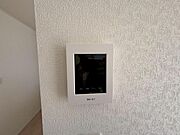 映像と音声で玄関先の様子をチェックできるモニター付インターホン。