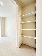 リビングには収納を完備！散らかりやすい場所ですが収納があることでスッキリしますね！