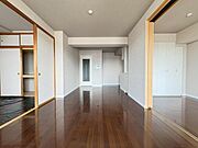 明るい日差しをふんだんに取り込んだリビングは、家族の笑顔につつまれた素敵な空間です。