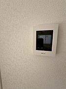 映像と音声で玄関先の様子をチェックできるモニター付インターホン。
