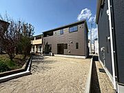 お庭があるのでガーデニングや家庭菜園など楽しみが増えますね。