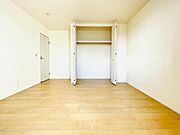 各部屋にクローゼットが付いているので整理整頓も安心。空間を有効に広く使うことができますね。(同仕様)