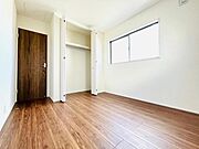 (同仕様)各部屋にクローゼットが付いているので整理整頓も安心。空間を有効に広く使うことができますね。