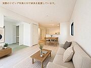 松木町3号棟のリビングに家具を配置した場合のイメージです。実際の広さやレイアウトの参考としてご覧ください！
