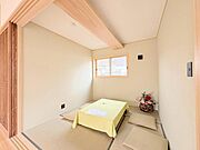 和室はホッとするようないぐさ香る癒しの和の空間です。