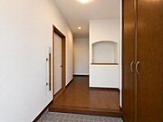 飾り棚付きで、お好みのインテリアも楽しめます。※家具・小物を削除しております。