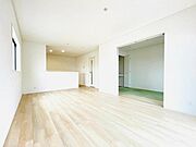 壁用断熱材は主にグラスウール断熱材を採用。冬の嫌な結露を軽減できます。(同仕様)