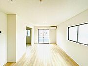 生活動線を考えて作られたリビングは家族の会話が弾む設計です。(同仕様)