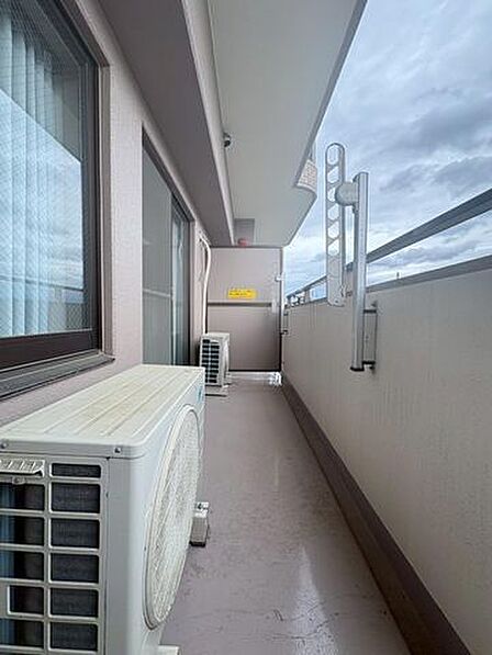 屋根付きのバルコニー