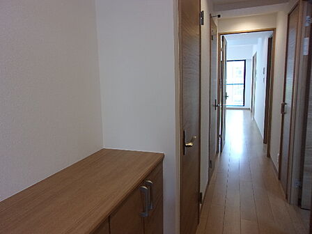 玄関から撮影 (2023年入居前の内装です。)