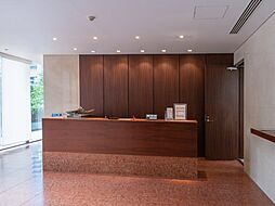 ■コンシェルジュデスクでは、専任の係員が各種取次や伝言などの日常の雑務等の、さまざまなご要望を承りお手配致します。住まう人の毎日を快適なものにします。