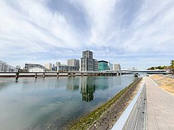 ■撮影日：2025年3月18日　運河から見た外観は、周囲の環境と調和しつつ、洗練された美しさを感じさせます。