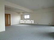 24帖と広め、カーペットのお部屋です。