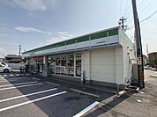 コンビニ「ファミリーマートまで320m」