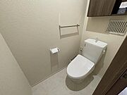 清潔感のあるシャワー付きトイレです。