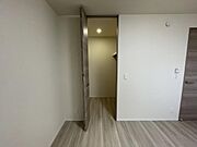 収納が十分なウォークインクローゼット付きです。