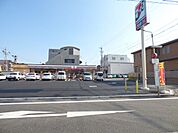 コンビニ「セブンイレブンまで330m」