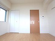 ベランダ側から見たお部屋の雰囲気です