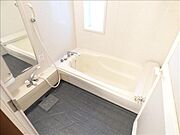 ゆったりサイズのバスルームです。