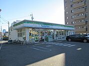 コンビニ「ファミリーマートまで130m」