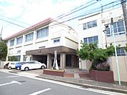 小学校「市立稲生小学校まで570m」