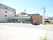 コンビニ「ファミリーマートまで240m」