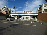 コンビニ「ファミリーマートまで340m」