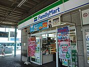 コンビニ「ファミリーマートまで240m」