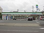 コンビニ「ファミリーマートまで230m」