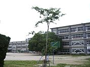 小学校「市立春日小学校まで1300m」