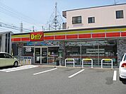 コンビニ「ヤマザキまで730m」