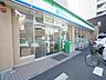 周辺：飲食店「ファミリーマートまで590m」