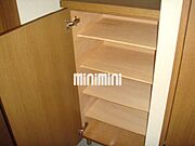 たっぷり収納できる下駄箱付き。