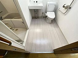 広い脱衣所兼お手洗いです