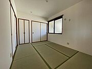 窓が付いた明るい和室です。