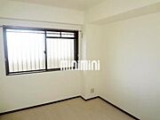 大きい窓があり部屋が明るいです。