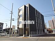 隣はファミマ