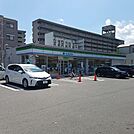 コンビニ「ファミリーマートまで320m」