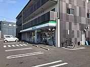 コンビニ「ファミリーマートまで470m」