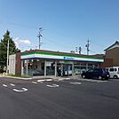 コンビニ「ファミリーマートまで440m」