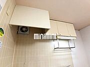キッチン上段の収納と換気扇です