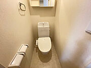 清潔感のあるシャワー付きトイレです。