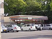 コンビニ「セブンイレブンまで330m」