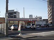 コンビニ「セブンイレブンまで230m」